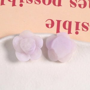 Detalle de rosas de resina esmerilada lila para joyas DIY y accesorios para el cabello