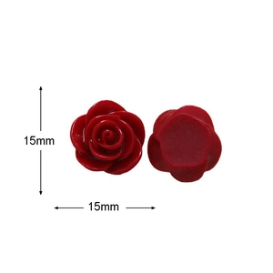 Detailansicht der 15mm roten Harz-Rosenblütenblätter für DIY-Schmuck und Bastelarbeiten