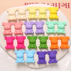 Macro detail van matte beer bedeltjes in diverse macaron kleuren voor DIY sieraden