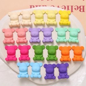 Gekleurde matte beerbedels in pasteltinten op een witte keramische schaal voor doe-het-zelf-projecten