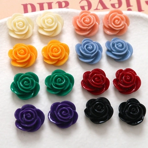 Makroansicht von 15mm Hochglanz-Harz-Rosenblättern für DIY-Schmuck in verschiedenen Farben