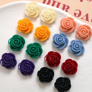 Makroansicht verschiedener 15mm Harz-Rosenblüten für DIY-Ohrringe und Schmuckherstellung