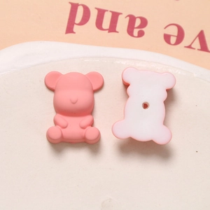 Macro-detail van matte beertjes in roze en wit voor DIY-sieraden en accessoires