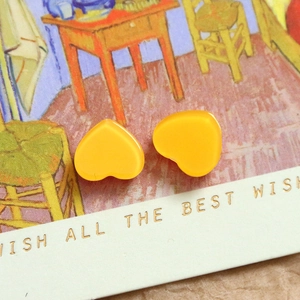 Mini ciondoli a cuore in resina gialla su cartolina artistica per gioielli fai da te