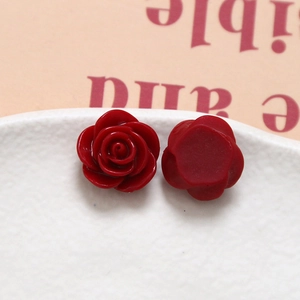 Makroaufnahme von 15 mm tiefroten Harz-Rosenblättern mit Glanzfinish für DIY-Schmuck