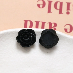Nahaufnahme von 15mm schwarzen Harzrosen-Blütenblättern für DIY-Ohrringe und Schmuck
