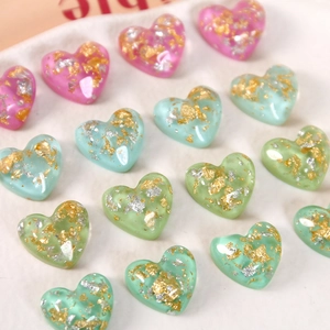 Hartvormige hars DIY-bedeltjes met goudfolie en waterrimpeleffect in zachte pasteltinten