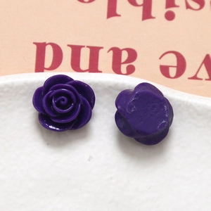Makroaufnahme violetter 15mm Rosen-Harzanhänger mit 3D-Blütenblättern und flacher Rückseite