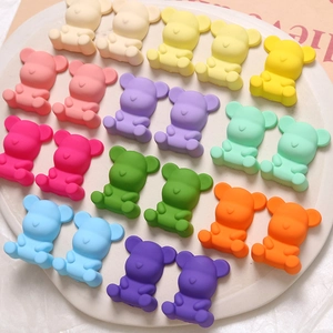 Schattige matte beer DIY hars accessoires in diverse macaron kleuren op een wit dienblad