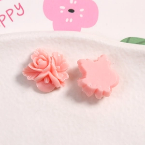 Dettaglio macro di fiori in resina rosa 3D con petali a rilievo e base piatta per DIY