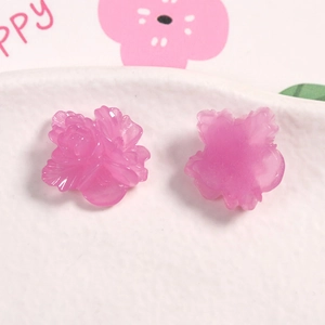 Dettaglio macro di fiori in resina rosa con petali 3D per accessori per capelli DIY