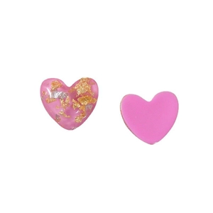 Roze hartvormige oorbellen van hars met goud- en zilverfolie op een witte achtergrond