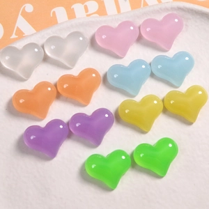 Bunte matte Herzanhänger aus Harz für DIY-Schmuck und Handyhüllen-Zubehör
