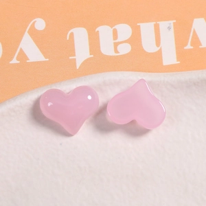 Nahaufnahme der rosa herzförmigen Harz-Anhänger für DIY-Schmuck und Bastelarbeiten