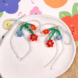 Boucles d'oreilles fleuries faites main avec cristaux colorés et longs glands en perles