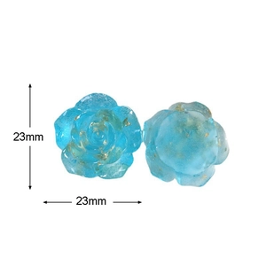 Détail macro de pétales de rose en résine bleu lac de 23 mm avec feuilles d'or pour DIY