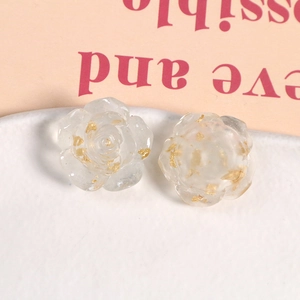 Vue macro de pétales de rose en résine blanche avec feuilles d'or pour bijoux