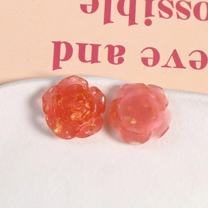 Macro de breloques roses en résine avec feuilles d'or pour la création de bijoux DIY