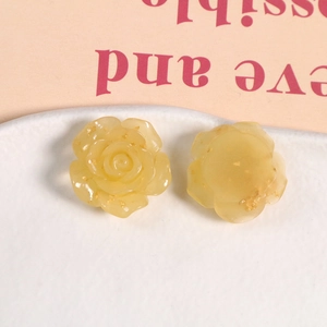 Vue détaillée de breloques roses en résine jaune avec flocons de feuilles d'or
