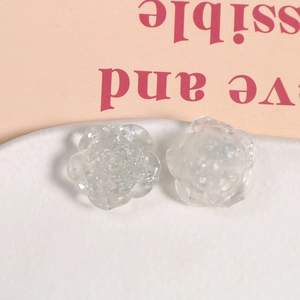 Gros plan de pétales de rose en résine translucide avec paillettes argentées pour bijoux