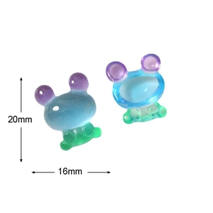 Primer plano de dijes de rana de resina de colores con medidas de 20mm de alto y 16mm de ancho