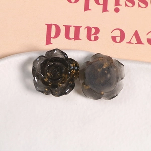 Détail de charm rose en résine gris fumé translucide avec feuilles d'or pour bijoux DIY