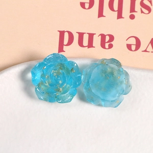 Détail macro de roses en résine bleue avec flocons d'or pour la création de bijoux