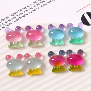Detalle de dijes de resina degradada de conejitos coloridos para bisutería artesanal