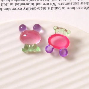 Detalle de abalorios de conejo en resina degradada para joyas DIY y fundas de teléfono