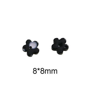 Detalle de dijes de flores negras de resina 8x8mm para manicura y joyería DIY