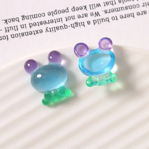Vista macro de dijes de resina degradada de animales para joyería DIY y manualidades