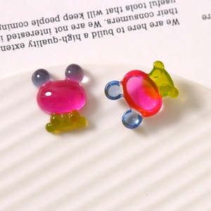 Detalle de dijes de resina de conejo con textura de gelatina arcoíris para el cabello