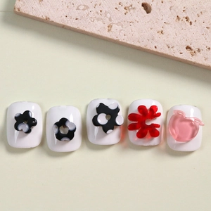 Detalle de adornos 3D de resina para uñas con motivos florales y melocotón en uñas