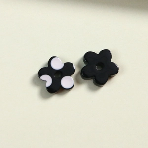 Detalle de abalorios de flores de resina con lunares y agujero central para manualidades DIY