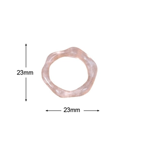 Détail de la bague en résine rose translucide avec dimensions de 23mm de diamètre