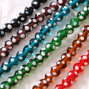 Perles en verre de 10mm avec pois blancs en couleurs assorties pour la création de bijoux
