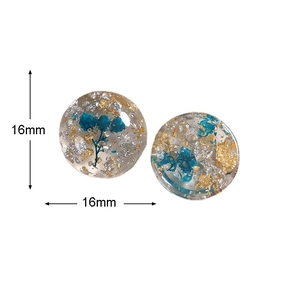 Detailansicht von 16mm Harz-Blumenanhängern mit blauen Trockenblumen und Goldfolie