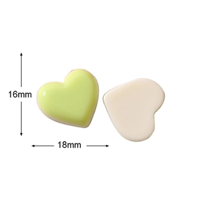 Detailansicht der 18mm Herz-Harzanhänger in Hellgrün und Cremeweiß für DIY-Schmuck