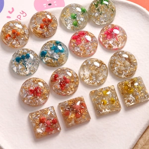 Quadratische und runde Harz-Anhänger mit Goldfolie und Trockenblumen für DIY-Schmuck