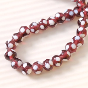 Macro de perles de verre rouge foncé de 10mm avec points blancs pour création de bijoux