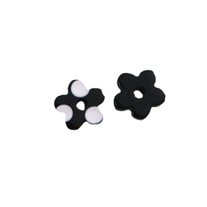 Amuletos de flores de resina con lunares y acabado negro mate para hacer joyas