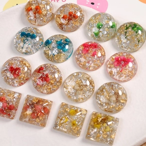 Handgefertigte Harz-Cabochons mit Trockenblumen und Goldfolie für DIY-Schmuck