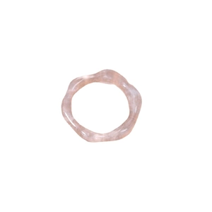 Bague en résine rose translucide irrégulière avec paillettes et design organique ondulé
