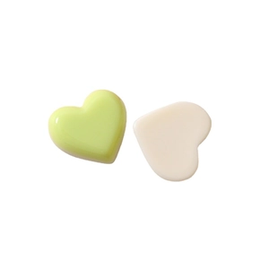 Minimalistische Herz-Anhänger aus Harz in Hellgrün und Cremeweiß für DIY-Schmuck