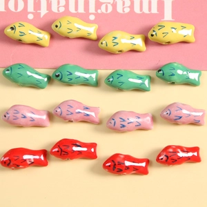 Detailansicht bunter 3D-Koi-Fisch-Keramikperlen für handgefertigten Schmuck und Bastelarbeiten