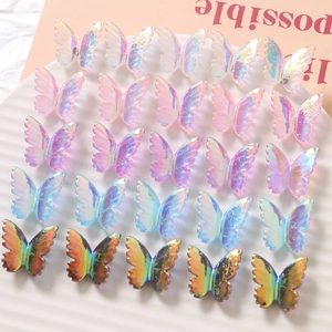 Vista macro di 25 ciondoli a farfalla in resina aurora colorati per gioielli fai da te e hobby