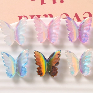 Vista macro di ciondoli a farfalla in resina cangiante per gioielli DIY e accessori capelli