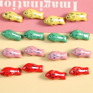 Detailansicht bunter Koi-Fisch-Keramikperlen für DIY-Handarbeit und Schmuckherstellung