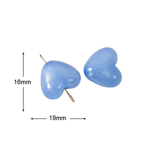 Detailansicht der blauen Perlmutt-Herzperlen aus Harz mit Maßen 16 mm x 19 mm