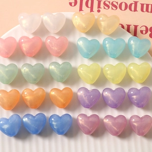 Makroaufnahme bunter schillernder Harzherzperlen für DIY-Schmuck und Basteln